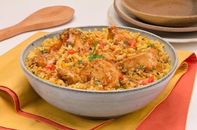 Galinhada Fit Goiana com Arroz Integral e Cúrcuma